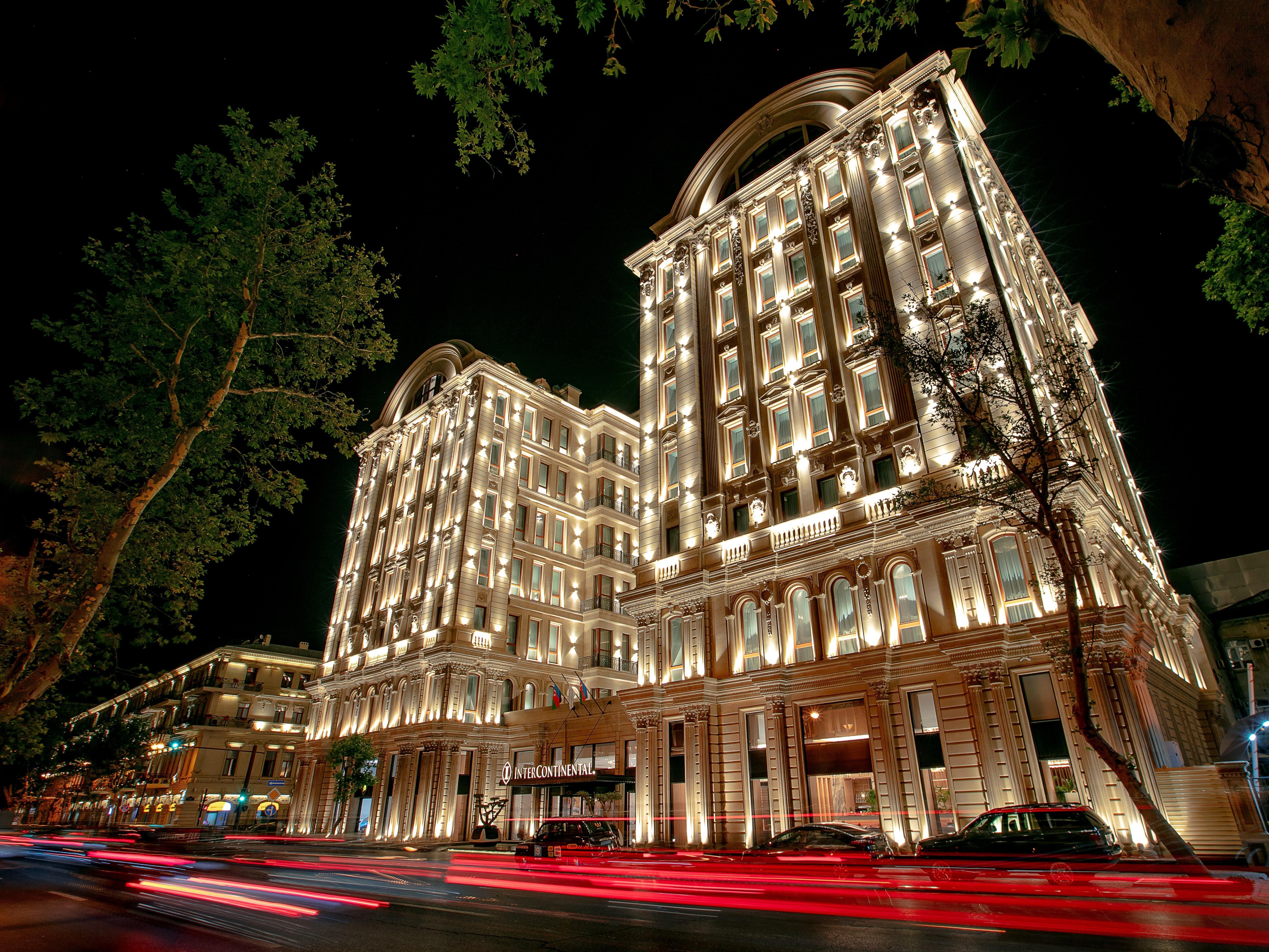 Hotel Intercontinental Baku By Ihg Exterior foto The hotel at night