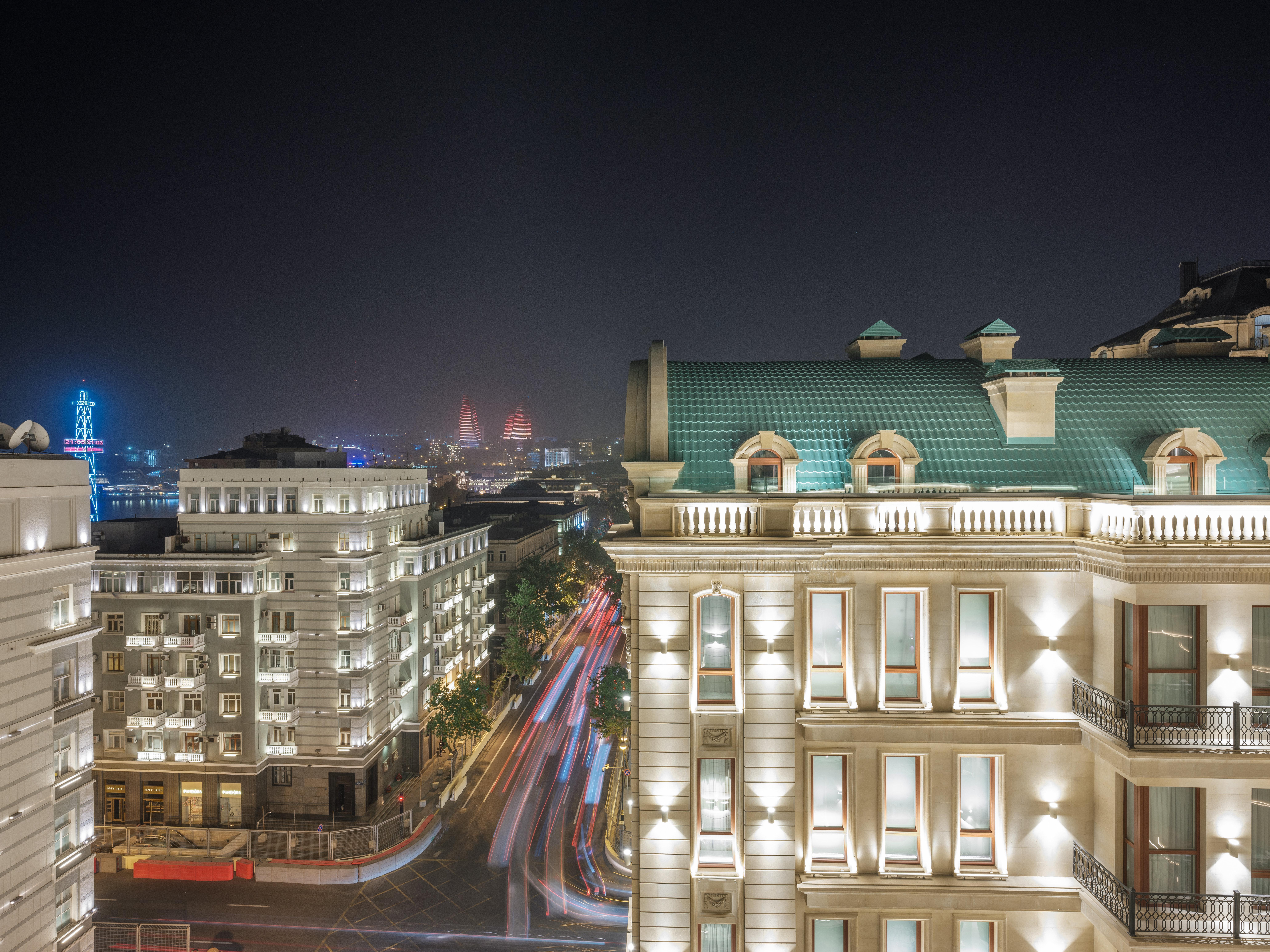Hotel Intercontinental Baku By Ihg Exterior foto The hotel at night